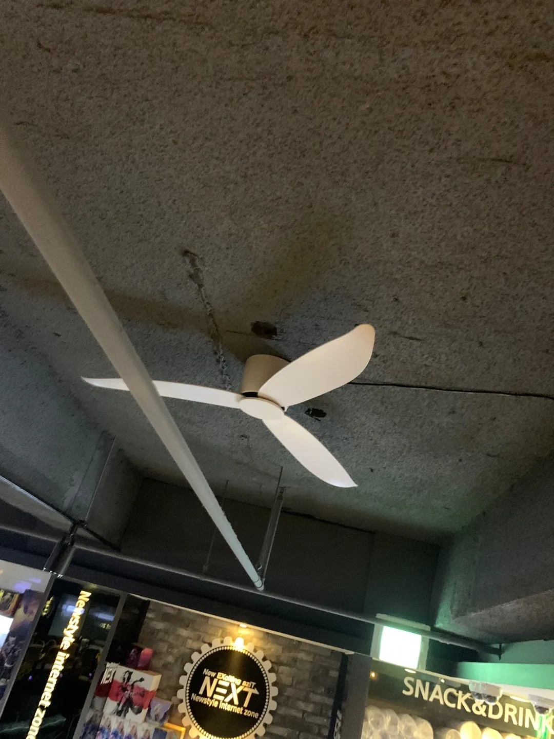 매장 천장에 설치된 실링팬